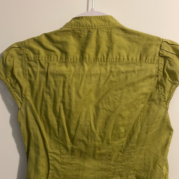 3/$15💛 🍀 Green Banana Republic top 🍀 - Picture 9 of 9